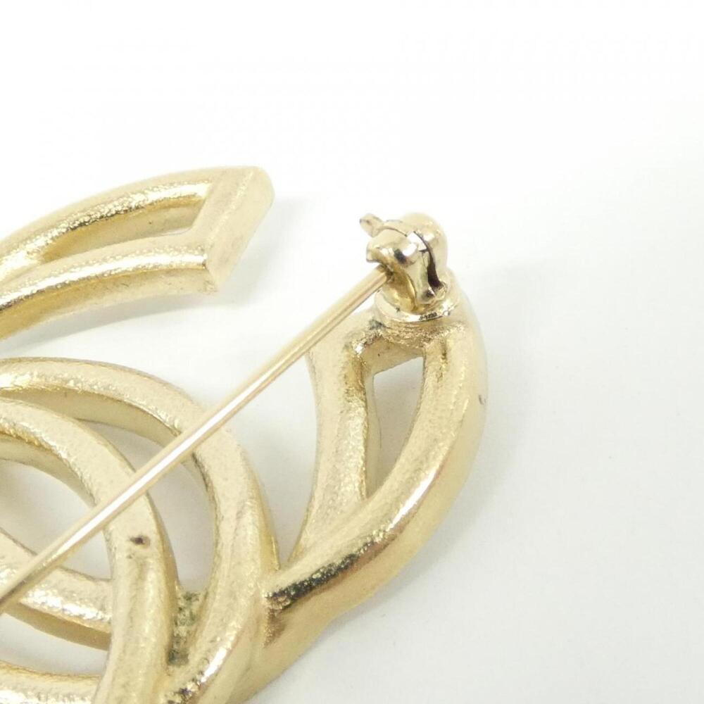 CHANEL White Brooch - Picture 5 of 5